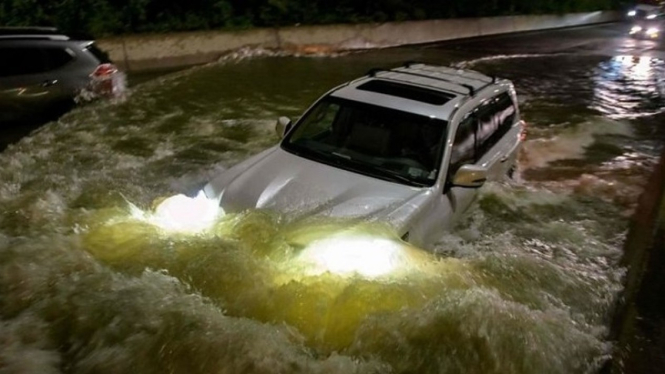 Kota New York diterpa banjir bandang.