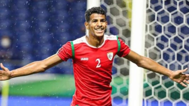 Pemain Timnas Oman Issam Al Sabhi rayakan gol ke gawang Jepang.