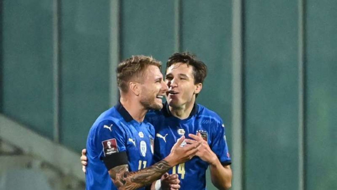 Pemain Italia, Federico Chiesa rayakan gol ke gawang Bulgaria.