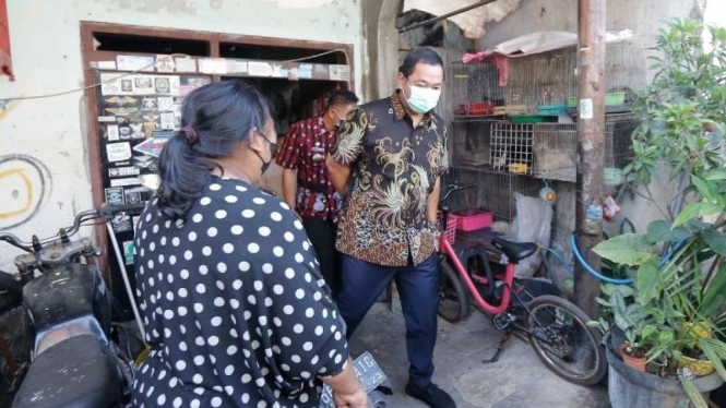 Wali Kota Semarang Hendrar Prihadi berkeliling kampung, Jumat, 3 September 2021, untuk mengingatkan warganya agar tetap disiplin protokol kesehatan pencegahan COVID-19 setelah kasus penularan virus corona di kota itu kembali naik.