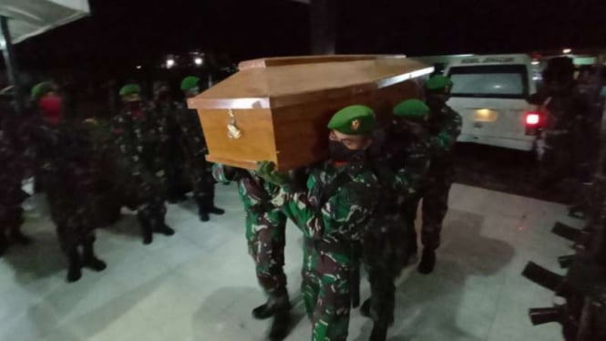 Jenazah empat anggota TNI korban pembunuhan oleh sekelompok orang yang disebut kelompok separatis teroris di Kabupaten Maybrat, Papua Barat, dievakuasi dan tiba di Sorong, Kamis tengah malam, 2 September 2021.