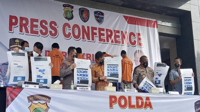 Kapolda Metro Jaya Irjen Fadil Imran tunjukan barang bukti pembobolan data
