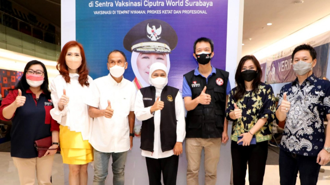 Gubernur Jatim, Khofifah Indar Parawansa pantau sentra vaksinasi di Ciputra World Surabaya.