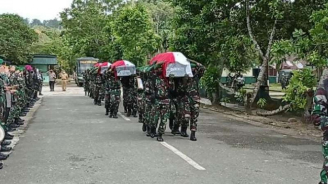 Upacara pelepasan empat jenazah prajurit TNI AD korban penyerangan kelompok separatis Papua dari tempat persemayaman di Markas Korem 181/PVT, Sorong, Papua Barat, menuju kampung halaman masing-masing, Jumat, 3 September 2021.