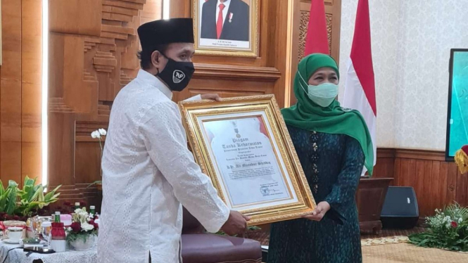 Gubernur Jatim Khofifah Indar Parawansa saat menyerahkan penghargaan.