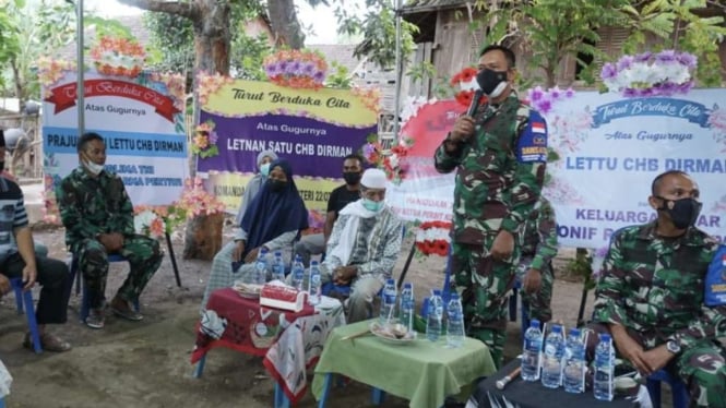 VIVA Militer: Danrem 162/WB ketika berada di kediaman Almarhum Lettu Chb Dirman