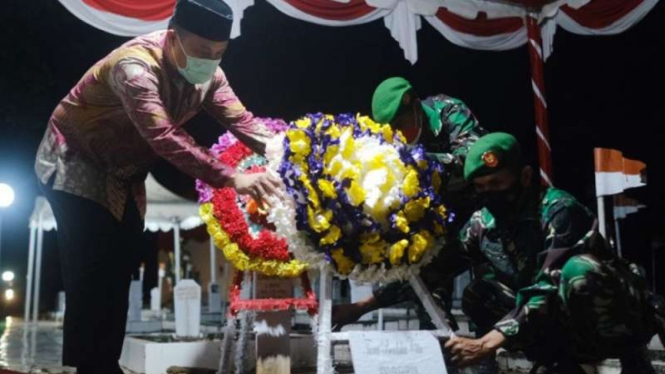 Pelaksana Tugas Gubernur Sulawesi Selatan Andi Sudirman Sulaiman memberikan penghormatan terakhir kepada dua jenazah prajurit TNI di makam di TMP Mangilu Kelurahan Samalewa Kecamatan Bungoro, Kabupaten Pangkep, Jumat malam, 3 September 2021.