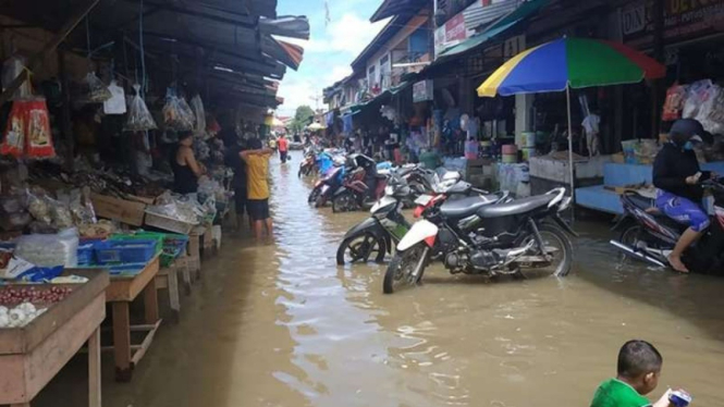 Banjir merendam Pasar Pagi Putussibau, Kapuas Hulu, Kalimantan Barat, Sabtu, 4 September 2021.
