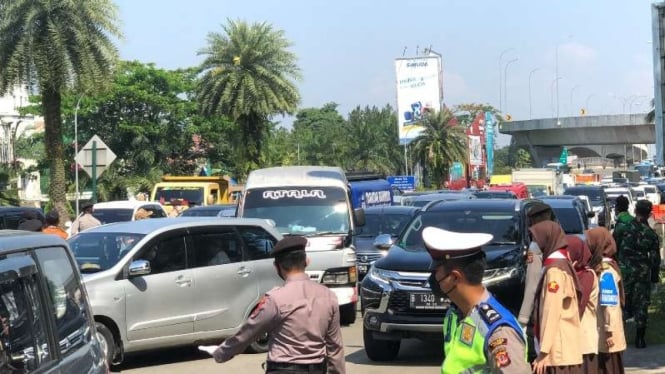 Tim gabungan memutarbalikkan ratusan kendaraan di jalur alternatif menuju Puncak, Bogor, Jawa Barat, Sabtu 4 September 2021, sebagai upaya pembatasan kegiatan masyarakat untuk pengendalian COVID-19.