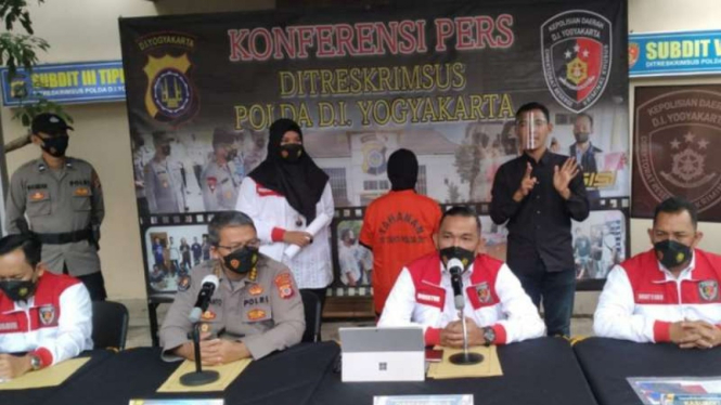 Direktur Reserse Kriminal Khusus Polda DI Yogyakarta AKBP Roberto Gomgom Manorang Pasaribu menyampaikan keterangan tentang pengungkapan kasus penipuan berskala internasional dalam konferensi pers di kantornya, Sabtu, 4 September 2021.