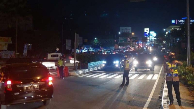 Polisi mengatur arus lalu lintas dengan menerapkan sistem ganjil-genap di sejumlah ruas jalan menuju kawasan Puncak, Bogor, Jawa Barat, Sabtu, 4 September 2021.