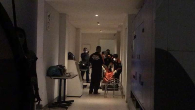 Polisi mengevakuasi sesosok mayat perempuan yang ditemukan di sebuah kamar hotel Picasso Inn di Cipete Selatan, Cilandak, Jakarta Selatan, Sabtu sore, 4 September 2021.