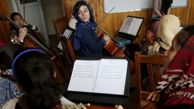 Personel orkestra Zohra, kelompok musik yang beranggotakan 35 perempuan, berlatih di Institut Musik Nasional Afghanistan, Kabul, April 2016.