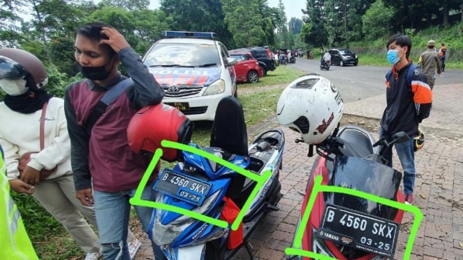 Pengendara motor gunakan nomor plat palsu untuk mengelabui petugas. 