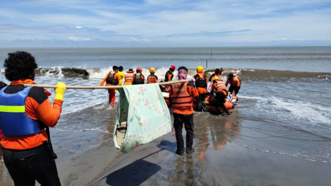 Mayat bocah yang tenggelam di Sungai Saddang Enrekang dievakuasi.