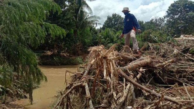 Banjir di Kabupaten Polewali Mandar, Provinsi Sulawesi Barat.
