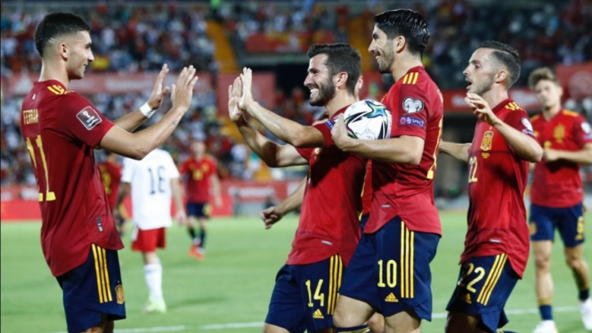 Para pemain Timnas Spanyol merayakan gol. 