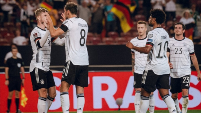 Para pemain Timnas Jerman merayakan gol. 