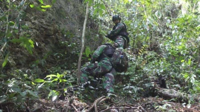 VIVA Militer: Anggota Satgas Pamtas Yonif 131/Braja Sakti