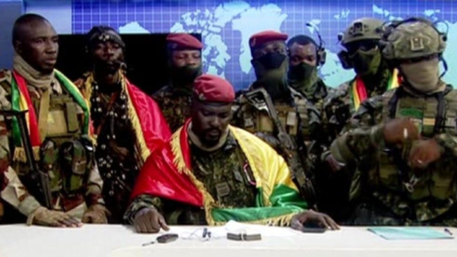 Tentara pemberontak Guinea muncul di televisi nasional menyatakan telah merebut kekuasaan.