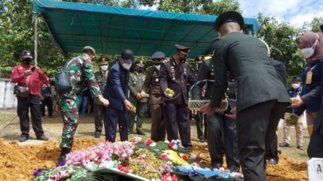 Jenazah Sertu (Anumerta) Ambrosius Apri Yudiman, korban penyerangan kelompok bersenjata di Maybrat, Papua Barat, dimakamkan secara militer di TMP Kusumalaya Nanga Merakai, Kabupaten Sintang, Kalimantan Barat, Minggu, 5 September 2021.