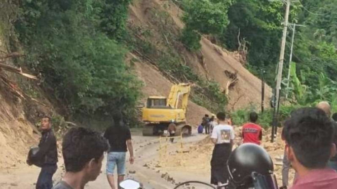 Kondisi jalan poros trans Sulawesi Lombona Desa Tubo, Kecamatan Tubo Sendana, Kabupaten Majene Provinsi Sulawesi Barat, tertutup longsor sehingga tidak bisa dilalui masyarakat di Mamuju, Senin, 6 September 2021.