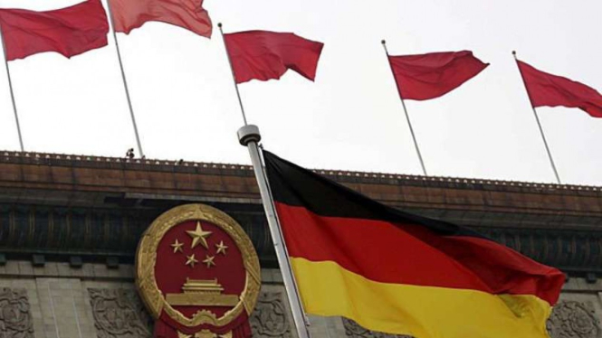 Arsip - Bendera Jerman berkibar di depan Aula Besar Rakyat saat upacara penyambu