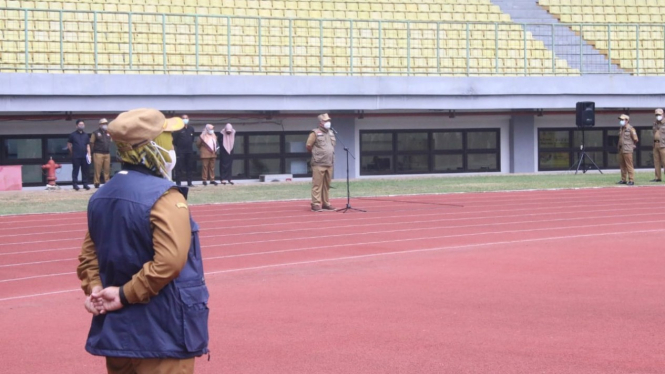 Apel Senin pagi yang rutin terlaksana di Stadion Patriot Candrabhaga Kota Bekasi