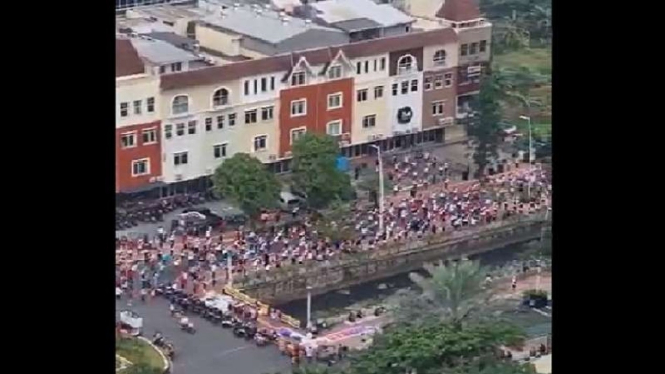 Senam massal di Puri Indah pada Minggu pagi di Jakarta Barat