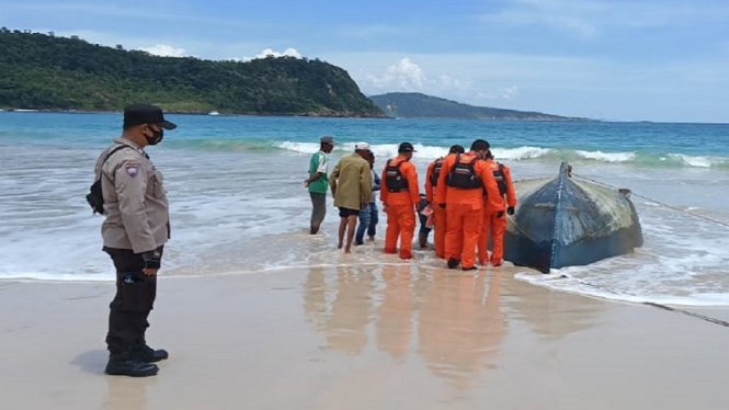 Warga Aceh Besar menemukan mayat tanpa kepala di kapal terbalik yang terdampar