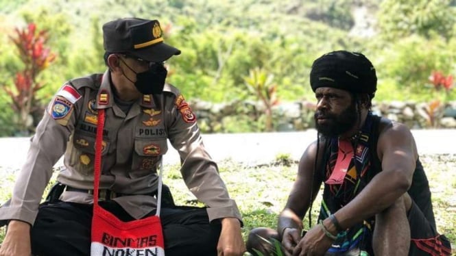 Satgas Binmas Polres Puncak Jaya melakukan pertemuan dengan mantan KKB Papua