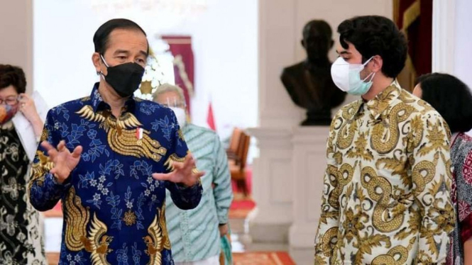 Presiden Jokowi bersama Reza Rahardian di Istana merdeka.
