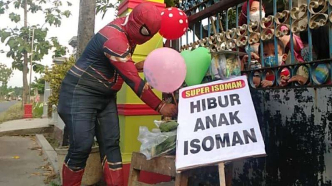 Agus Widanarko jadi 'superhero' demi menghibur anak-anak yang isoman.