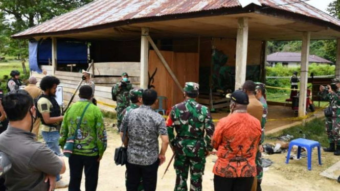 Bupati Maybrat, Pangdam, Kapolda, dan Gubernur Papua Barat meninjau Pos Koramil Kisor Maybrat usai penyerangan oleh sekelompok orang yang menewaskan 4 orang anggota TNI AD.