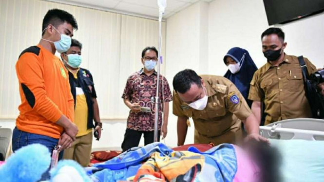 Pelaksana Tugas Gubernur Sulawesi Selatan Andi Sudirman Sulaiman menjenguk bocah berinisial AP yang tengah dalam perawatan pascaoperasi di RSUd Syekh Yusuf Gowa, Senin malam, 6 September 2021.