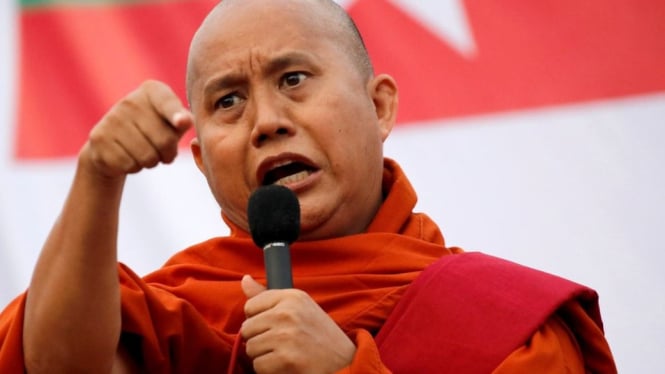 Biksu fundamentalis Wirathu saat berbicara di suatu acara massal yang mendukung militer Myanmar di Yangon pada 14 Oktober 2018. BBC Indonesia