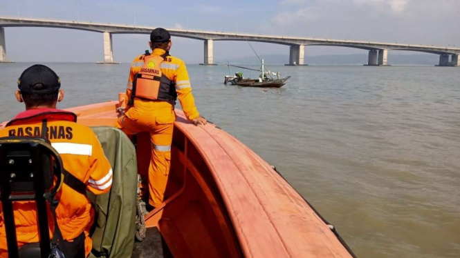 Tim SAR saat melakukan pencarian korban bunuh diri di Jembatan Suramadu.