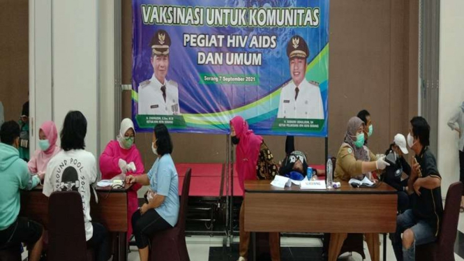 Vaksinasi massal digelar untuk ODHA, transpuan hingga anak jalanan di Banten