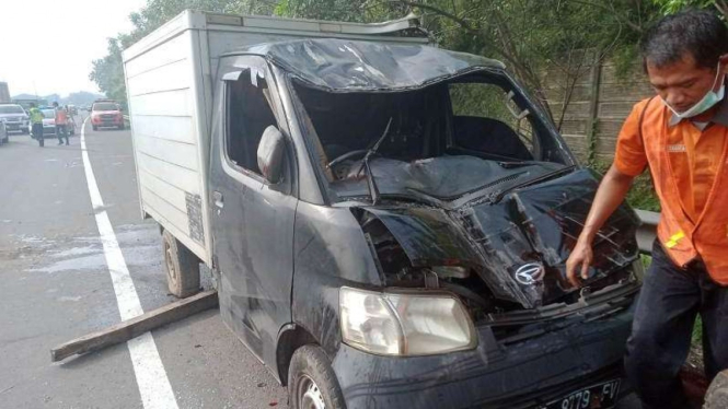 Mobil box terbalik di Tangerang, sopir dan kernetnya meninggal.