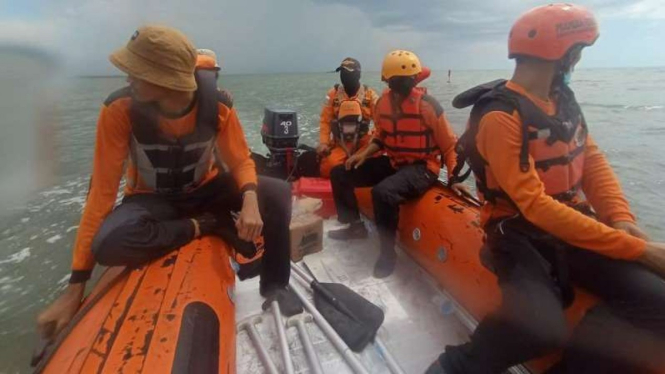 Tim SAR Gabungan mencari seorang nelayan yang hilang di Perairan Barru.