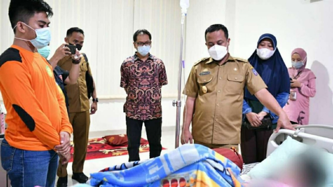 Plt Gubernur Sulsel Andi Sudirman Sulaiman Menjenguk AP