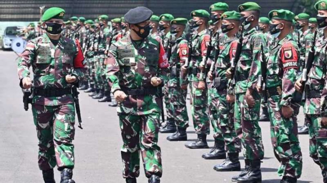 VIVA Militer: Pangdam V/Brawijaya, Mayjen TNI Suharyanto (tengah)