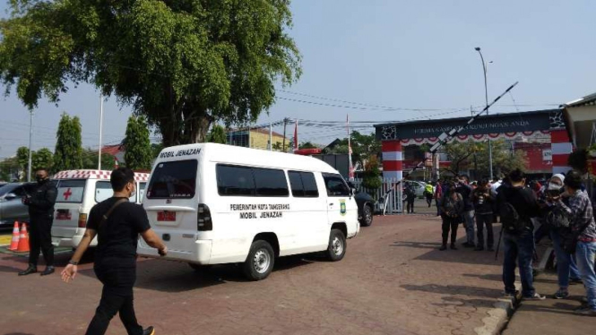 Mobil jenazah RSUD Kabupaten Tangerang mengevakuasi korban tewas akibat kebakaran di Lapas Tangerang, Rabu, 8 September 2021.