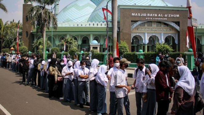 Siswa sekolah menengah sedang antri untuk mendapatkan vaksinasi di kota Tangerang. (Antara Foto/Fauzan/via REUTERS)