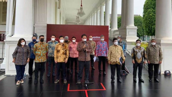 Menko Airlangga dan para pengusaha bertemu Presiden Jokowi.