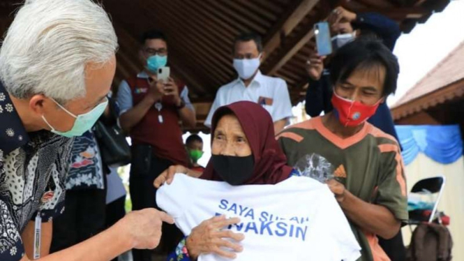 Seorang warga di Jawa Tengah mengikuti program vaksinasi