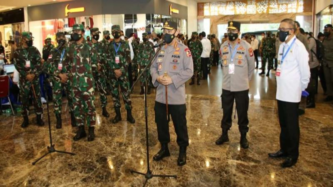 Kapolri dan Panglima TNI meninjau vaksinasi massal di Kalimantan Barat