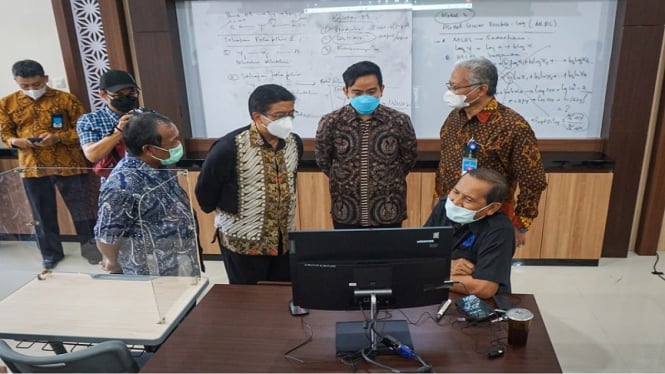 Wali Kota Solo Gibran Rakabuming Raka meninjau kuliah tatap muka di UNS 