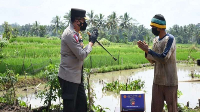 Kakorlantas Polri Irjen Pol Istiono berikan sembako ke petani di Banten
