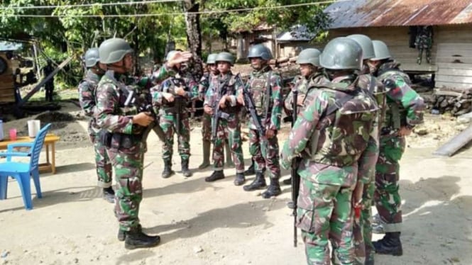 Tim gabungan TNI AD berpatroli di perkampungan di Distrik Aifat Timur, Kabupaten Maybrat, Papua Barat, Rabu, 8 September 2021, untuk memberikan perlindungan terhadap masyarakat sipil.